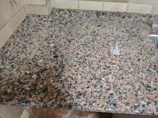 Muebles de cocina, encimera mármol, grifo, fregad.