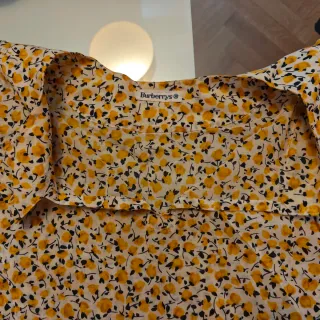 Blusa Burberrys floral amarilla y blanca
