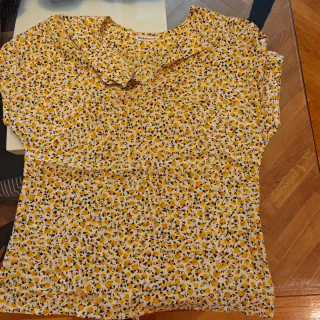 Blusa Burberrys floral amarilla y blanca