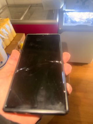 Samsung S23 Ultra verde oliva, con schermo rotto