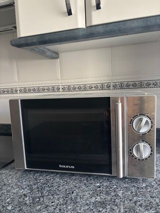 Microondas Taurus plateado