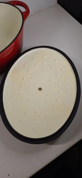 Olla de Hierro Fundido Roja Ovalada