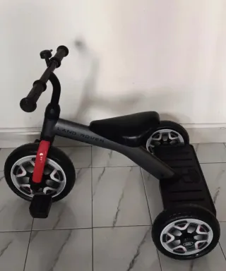 Triciclo infantil Land Rover.