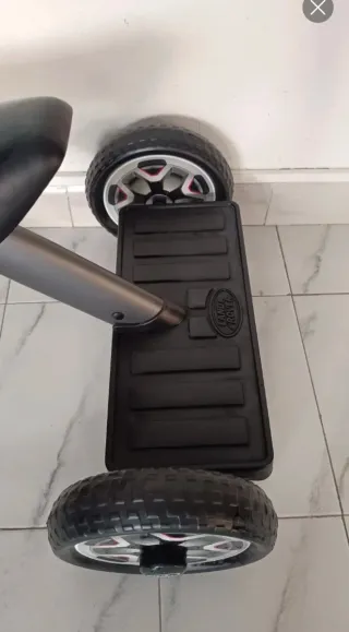 Triciclo infantil Land Rover.