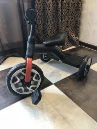 Triciclo infantil Land Rover.