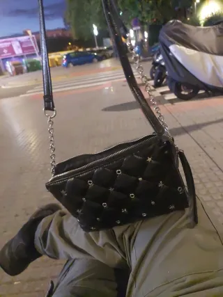 Bolso negro acolchado con estrellas