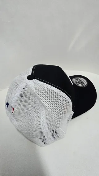Gorra New Era NY Negra y Blanca Trucker