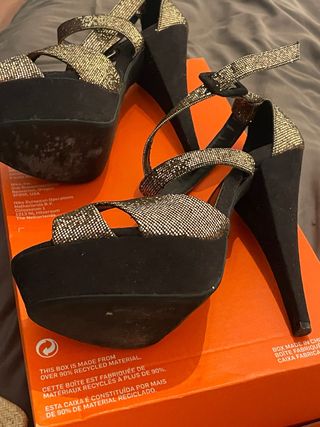 Zapatillas tacón alto doradas y negras