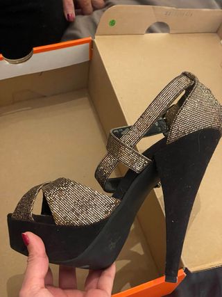 Zapatillas tacón alto doradas y negras