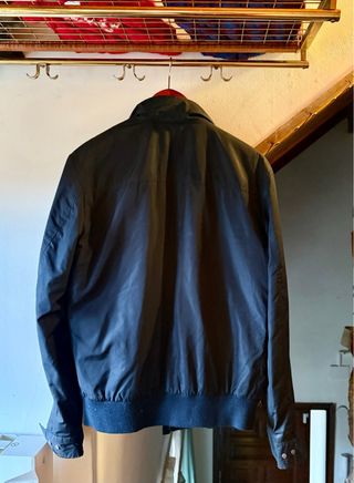 Chaqueta estilo Bomber negra de Carolina Herrera