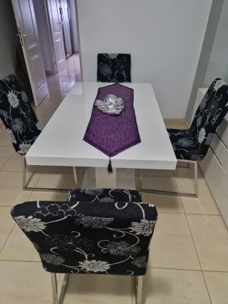 Tavolo da gioco e 4 sedie moderne