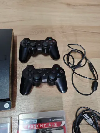 Consola PS3 Negra con 2 mandos y juegos