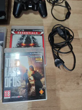 Consola PS3 Negra con 2 mandos y juegos