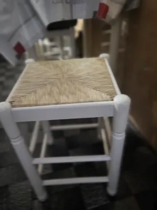 La mesa de la cocina con 3 taburetes