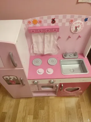 Cocinita de juguete rosa