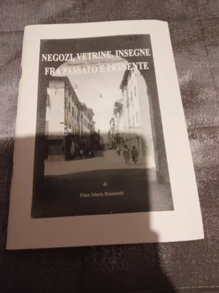 Libretto "Negozi, vetrine, insegne fra passato e p