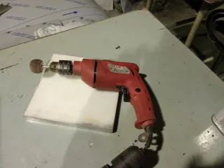 Taladro Eléctrico Rojo y Negro