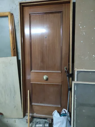 Puerta de entrada con marco