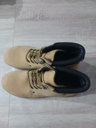 Stivali da uomo beige e neri