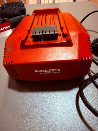 Llave de impacto Hilti + Cargador + Batería