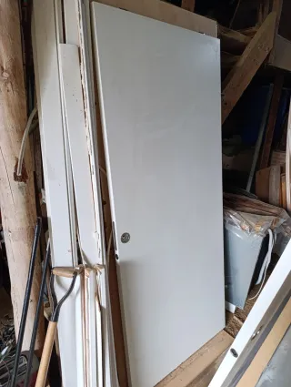 Puerta corredera blanca.