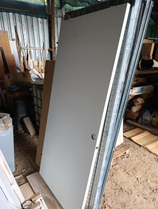 Puerta corredera blanca.