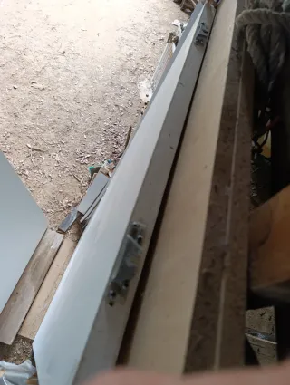 Puerta corredera blanca.