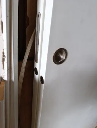 Puerta corredera blanca.