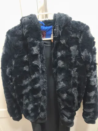 Chaqueta pelo sintético negra(talla pequeña como u