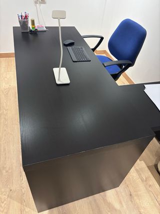 Mesa de estudio en L negra