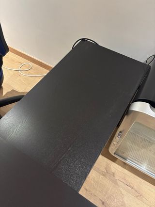 Mesa de estudio en L negra