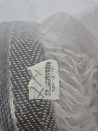 Alfombra gris claro con flecos