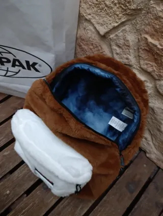 Mochila Eastpak Gremlins Marrón y Blanca