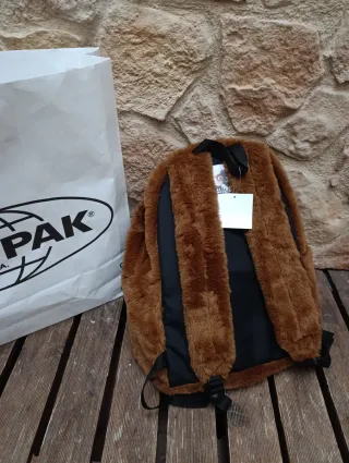 Mochila Eastpak Gremlins Marrón y Blanca