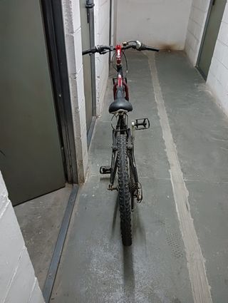 Bicicleta Montaña Negra y Roja