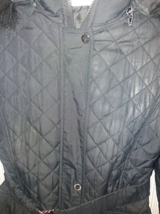 Chaqueta acolchada negra con capucha