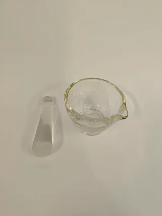 Mortero de vidrio laboratorio con mano