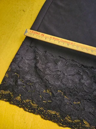 Gonna nera con pizzo