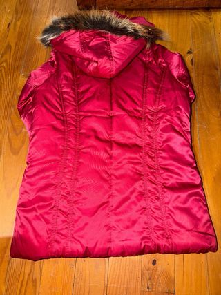 Chaqueta roja con capucha y pelo