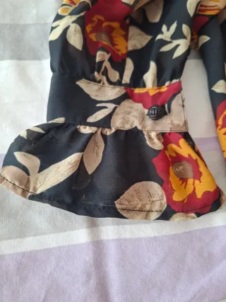 Blusa de flores con volantes.