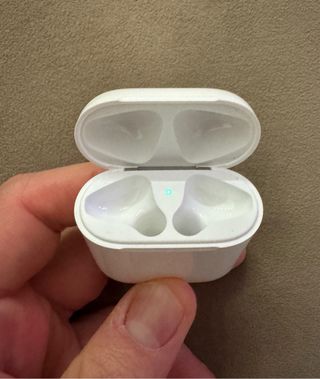Apple AirPods con custodia ricarica