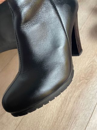 Stivali alti in pelle con tacco