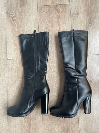 Stivali alti in pelle con tacco