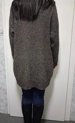 Jersey Bershka M/L brillante gris plata