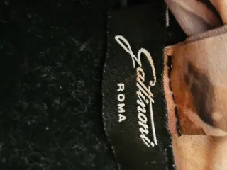 Maglia comoda nera e multicolor