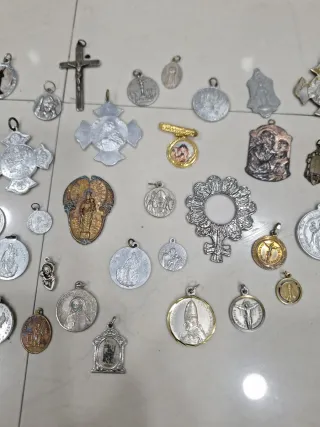 Lote de medallas religiosas antiguas