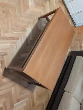 Mesa auxiliar pequeña de madera con ruedas