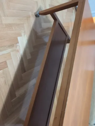 Mesa auxiliar pequeña de madera con ruedas