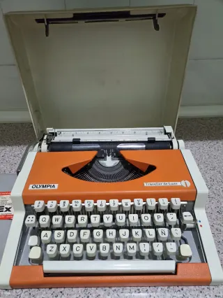 Máquina de escribir Olympia Traveller de Luxe