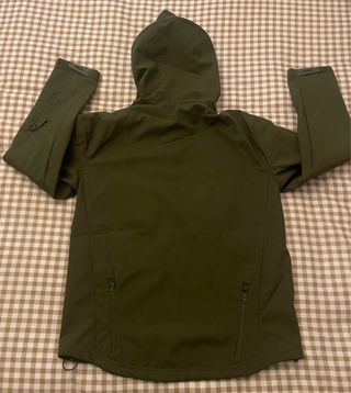 Chaqueta militar softshell con parches